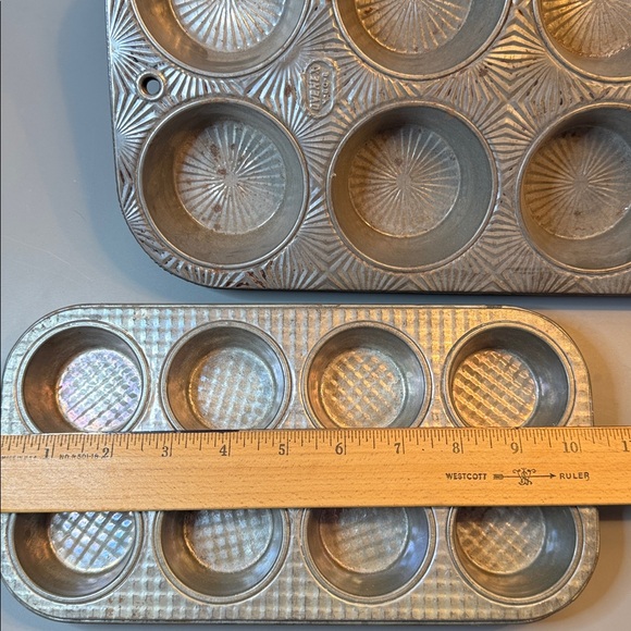 Set of Three Vintage Muffin Tins, (2) EKCO 13.5” x 7”, (1) OVENEX 10” x 5.25” - Picture 5 of 12